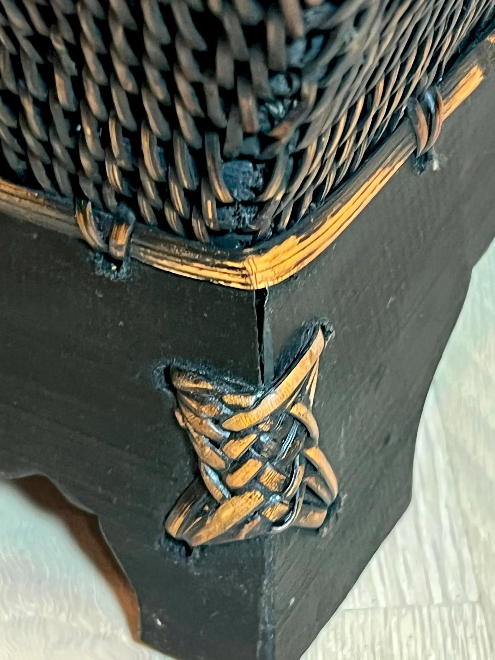 Late 20th Century Vintage Southeast Asian Wicker Box With Lizard Handle on Lid - 8