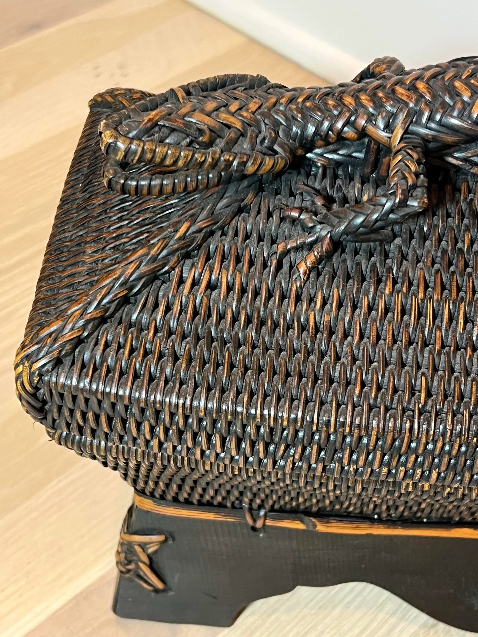 Late 20th Century Vintage Southeast Asian Wicker Box With Lizard Handle on Lid - 9