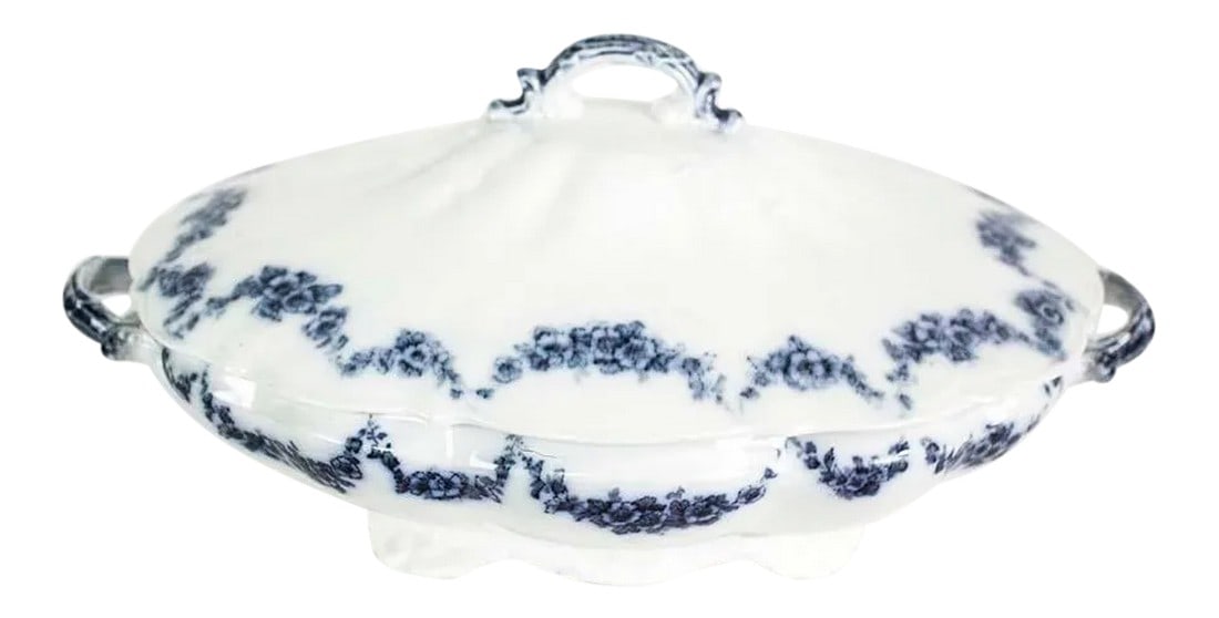Late 20th Century English Traditional John Maddock Royal Vitreous Heumann Covered Casserole - Made i: Rare 1896 John Maddock & Sons Royal Vitreous Heumann Platter Vitrified China covered casserole. Measurements: 11" handle to handle x 7" deep x 3 1/4" high, 5" high to top of finial Condition: