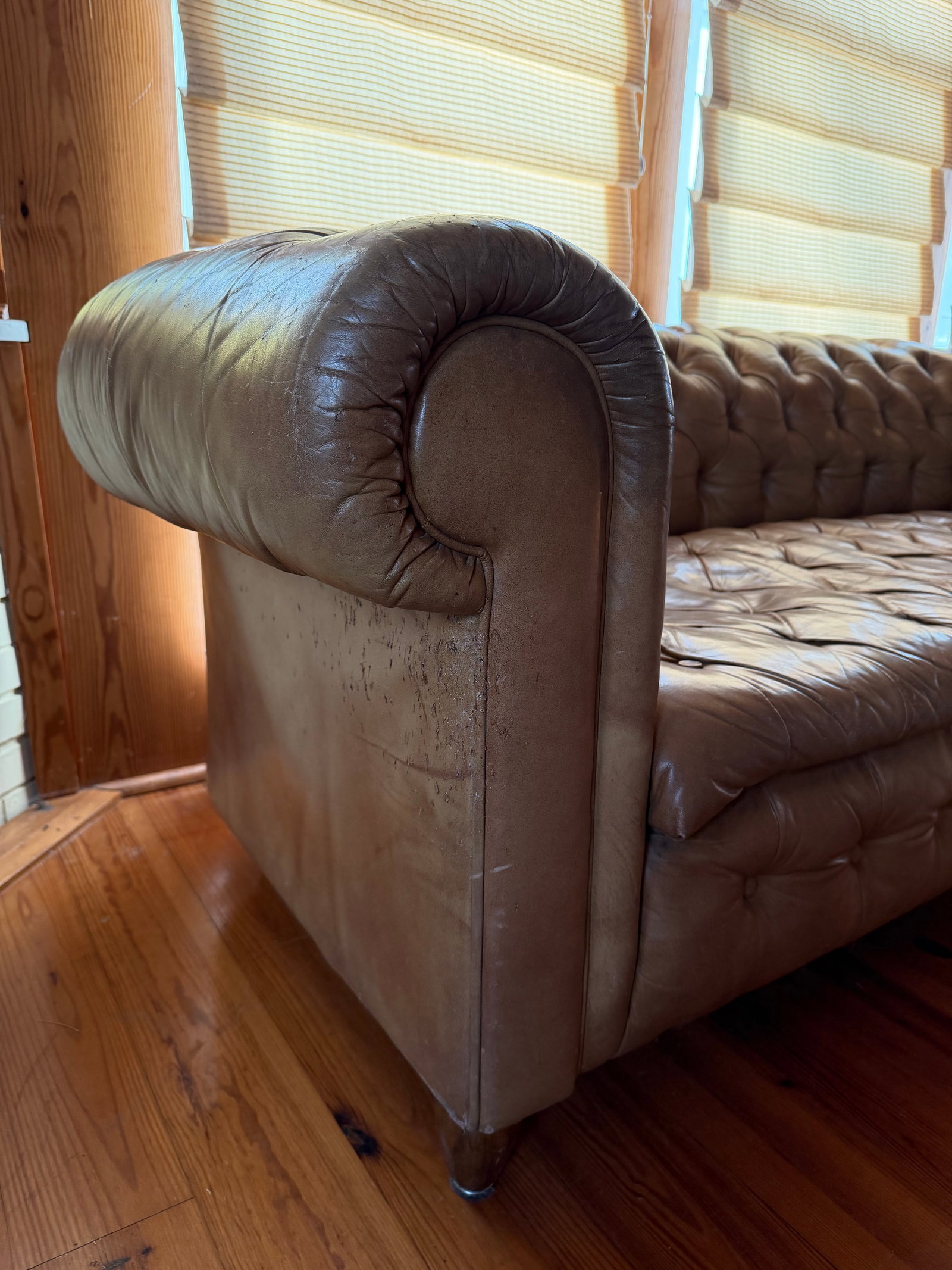 Mid 20th Century Tufted Leather Chesterfield Sofa in Warm Cognac Brown - 3