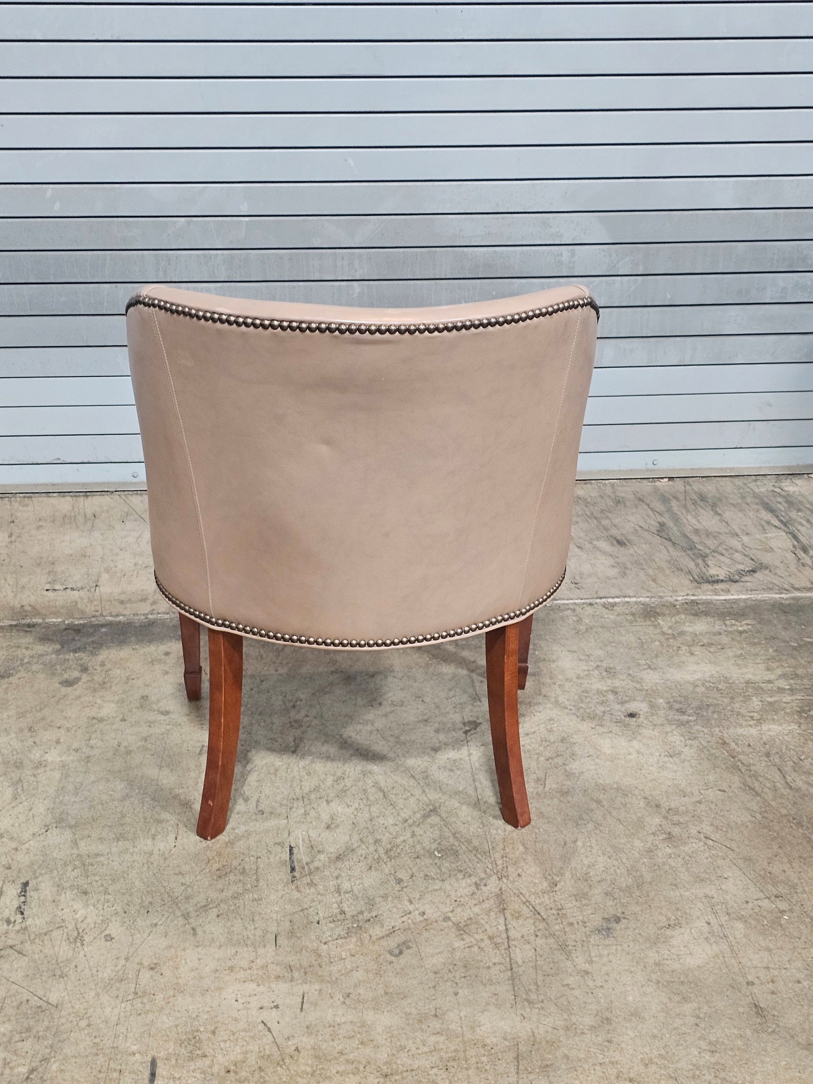 Late 20th Century Taupe Leather Club Chair With Mahogany Frame - 10
