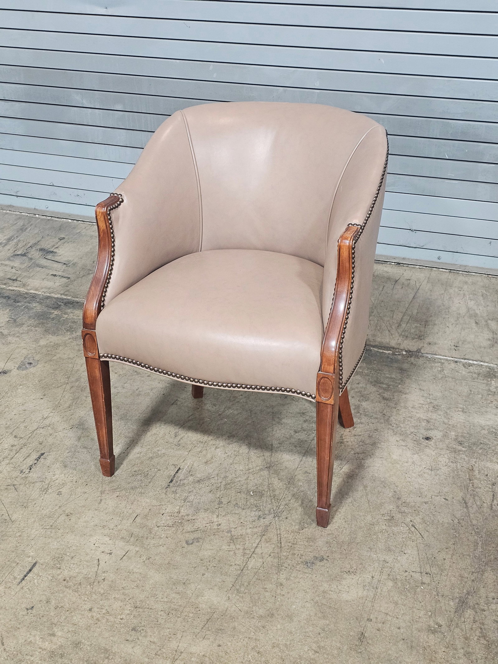 Late 20th Century Taupe Leather Club Chair With Mahogany Frame - 2