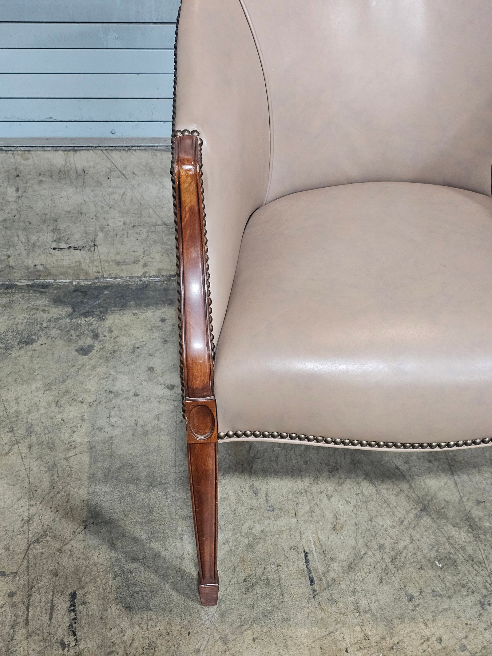 Late 20th Century Taupe Leather Club Chair With Mahogany Frame - 3
