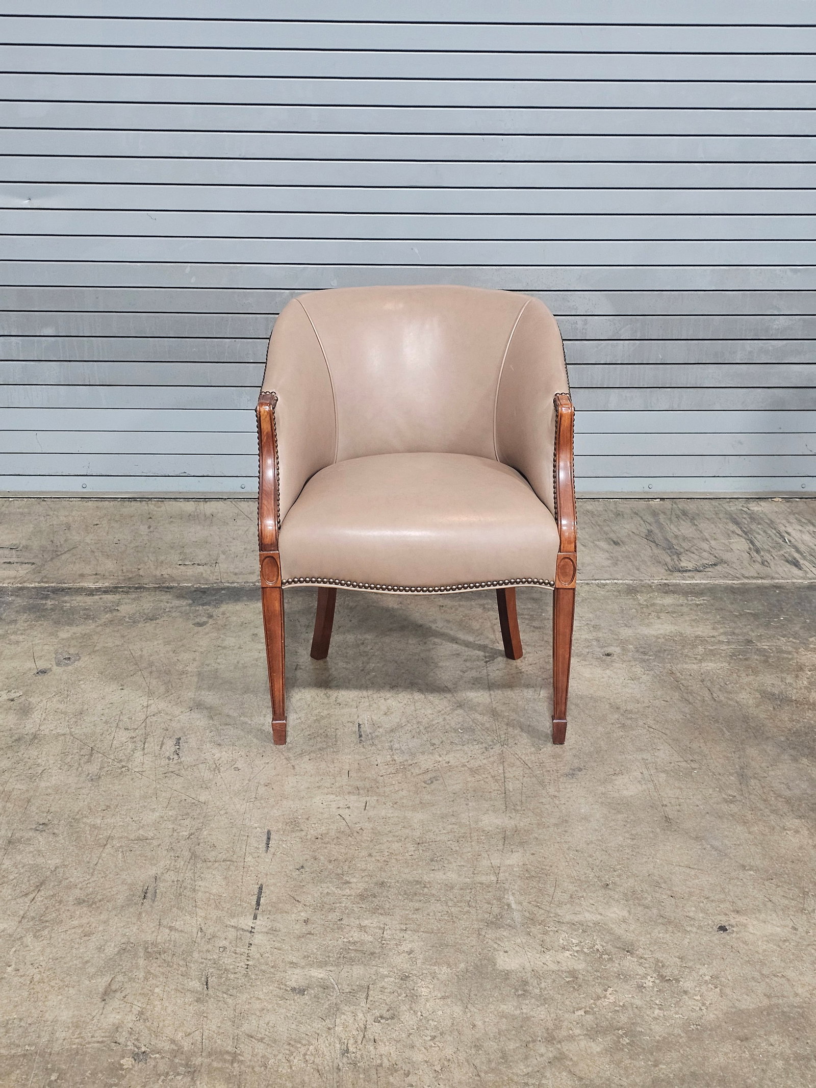 Late 20th Century Taupe Leather Club Chair With Mahogany Frame - 4