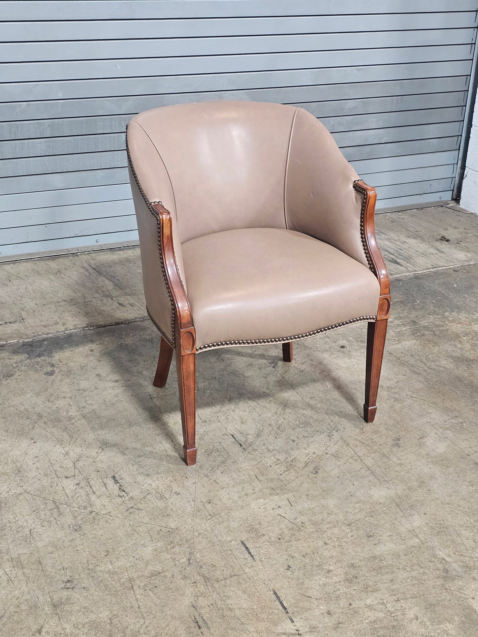 Late 20th Century Taupe Leather Club Chair With Mahogany Frame - 5