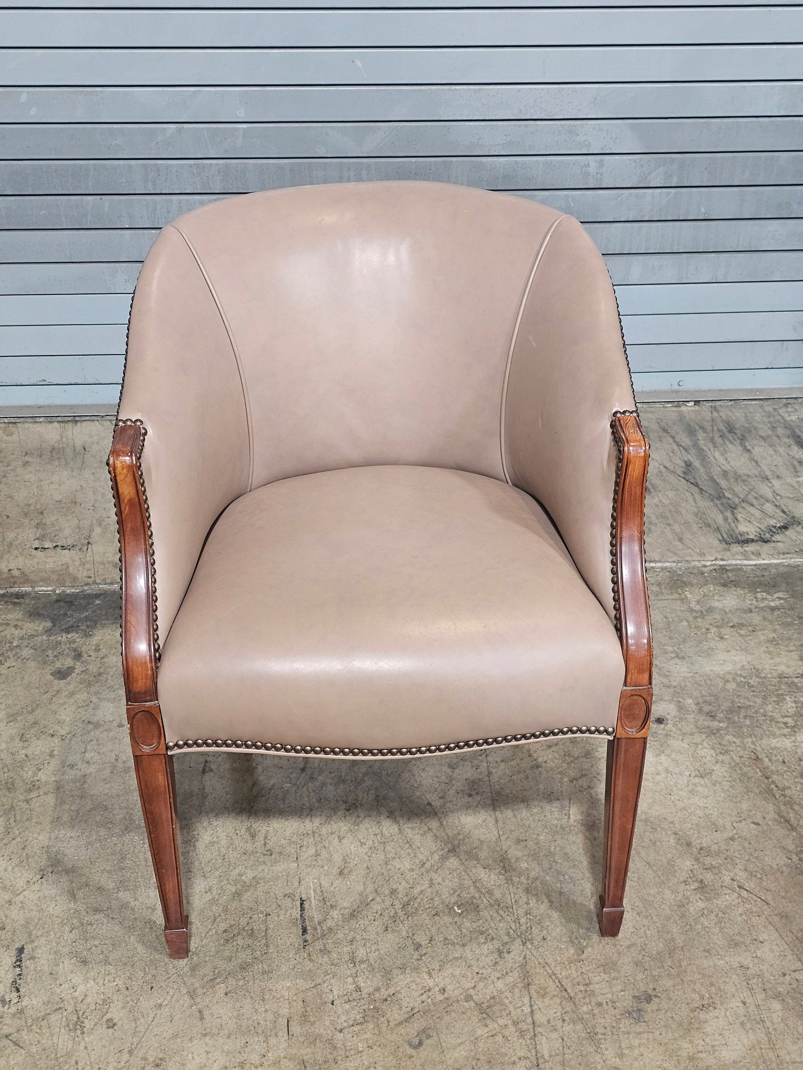 Late 20th Century Taupe Leather Club Chair With Mahogany Frame - 6