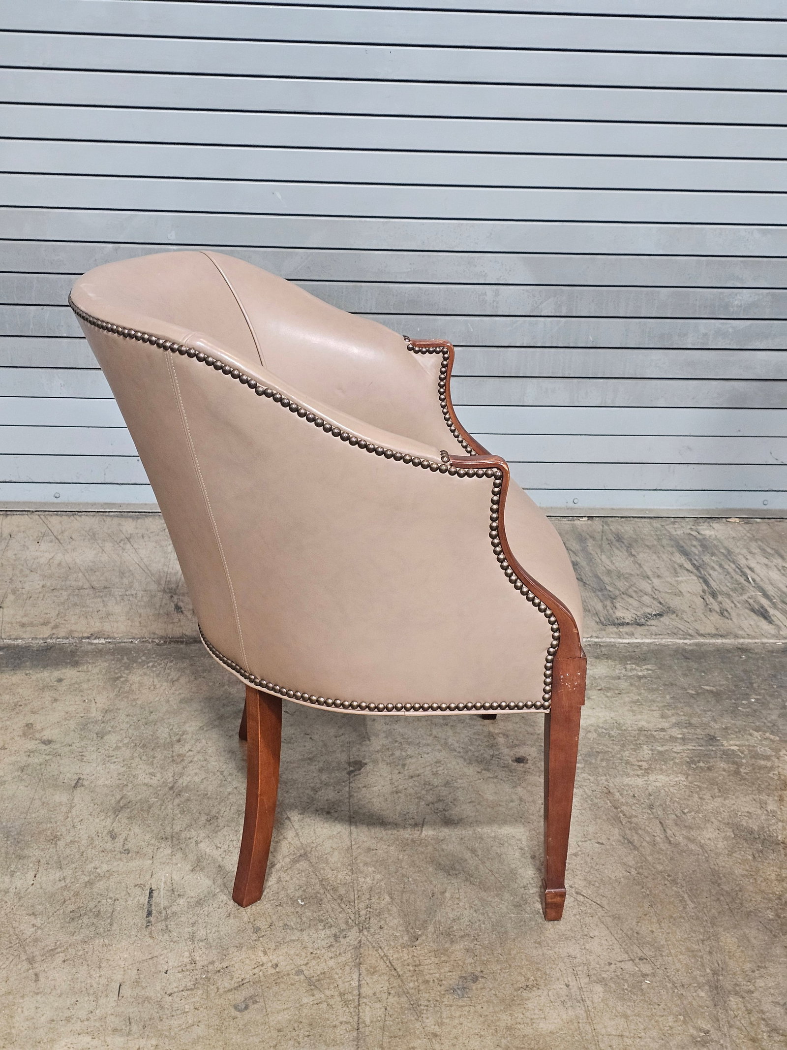 Late 20th Century Taupe Leather Club Chair With Mahogany Frame - 8