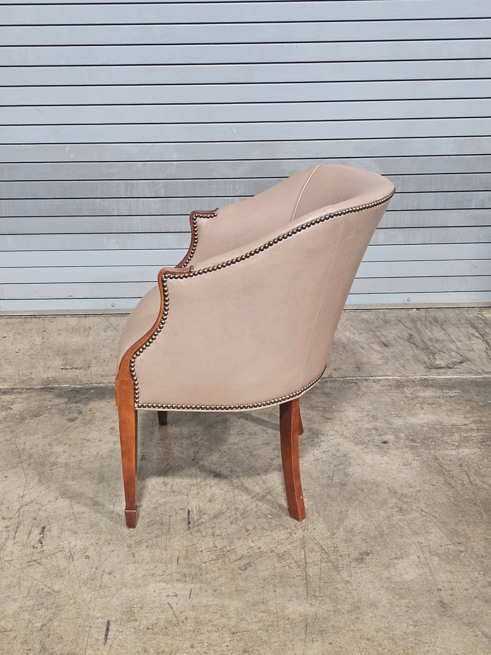 Late 20th Century Taupe Leather Club Chair With Mahogany Frame - 9