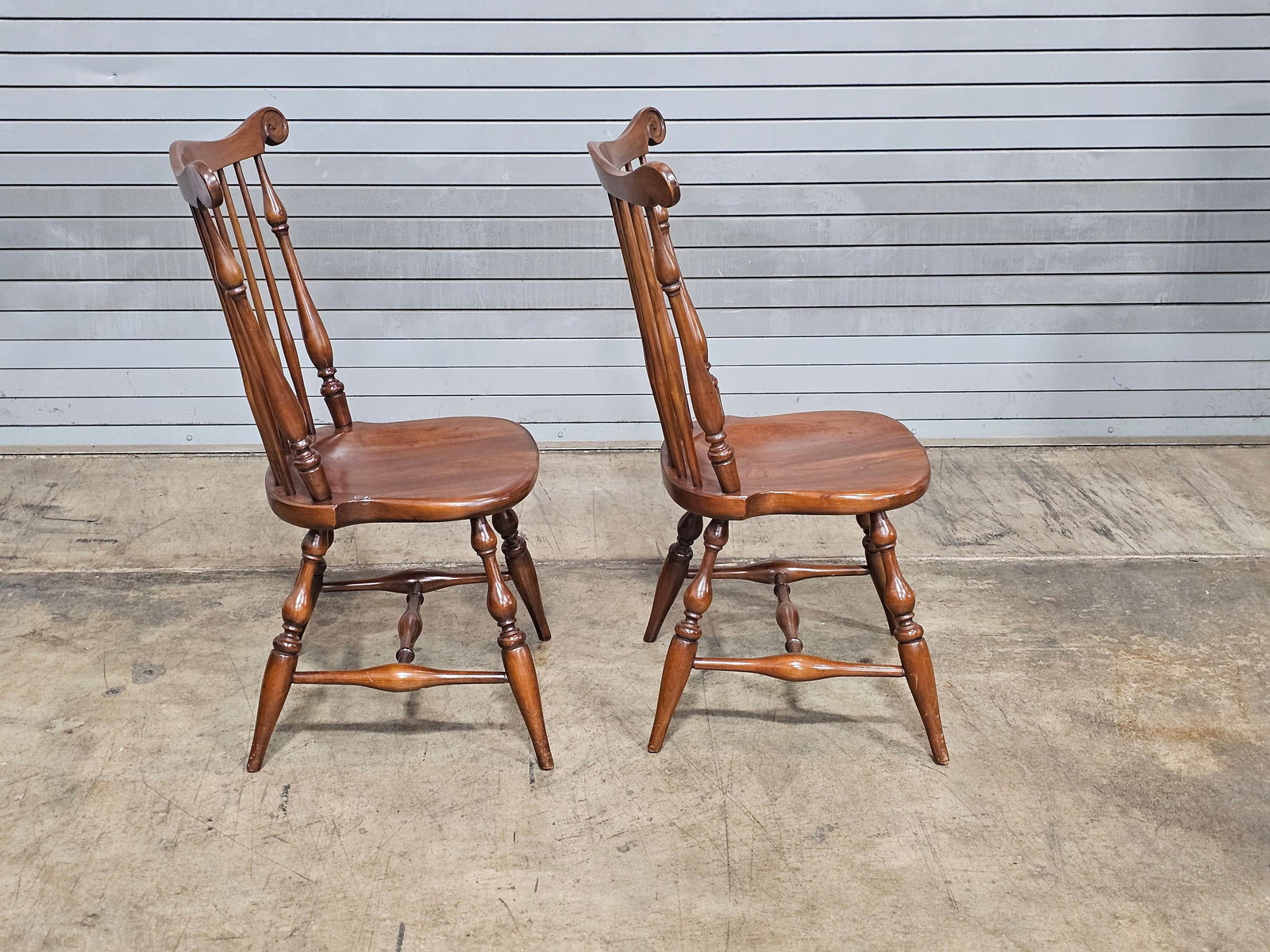 Late 20th Century Pair of Willett Solid Marbelhead Cherry Fan Back Windsor Chairs Made in Usa - 2