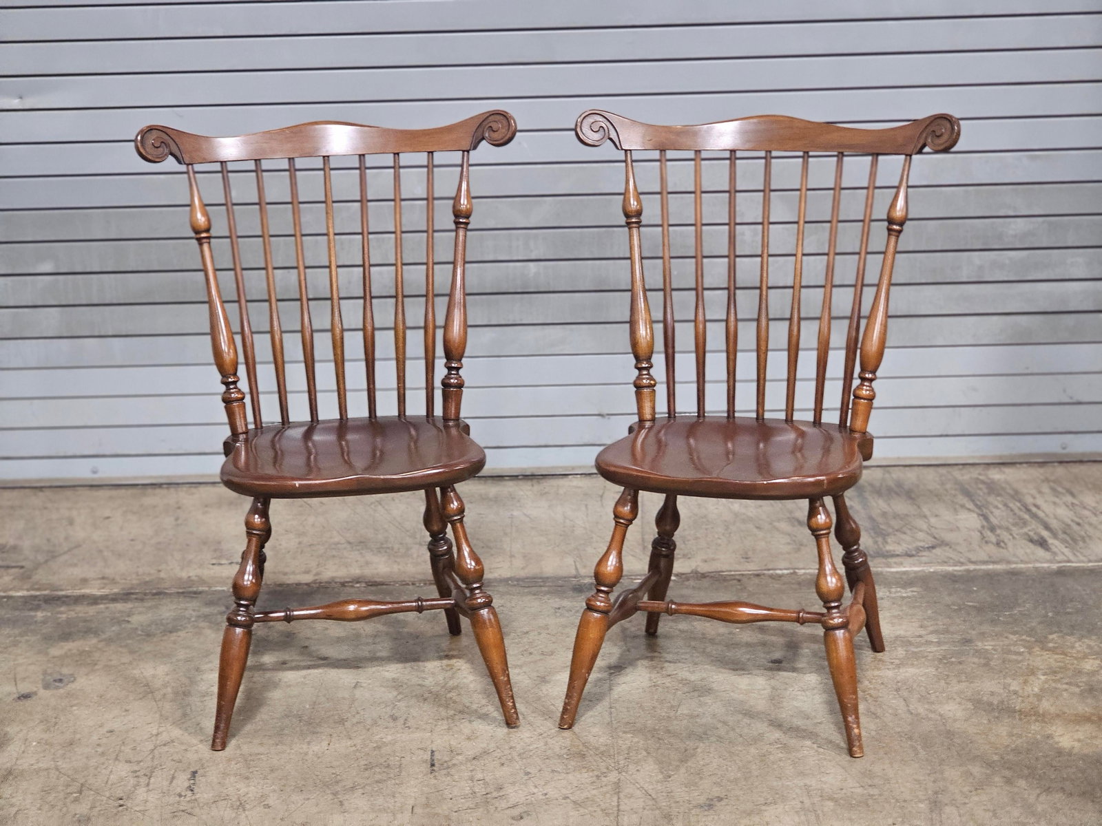 Late 20th Century Pair of Willett Solid Marbelhead Cherry Fan Back Windsor Chairs Made in Usa - 3