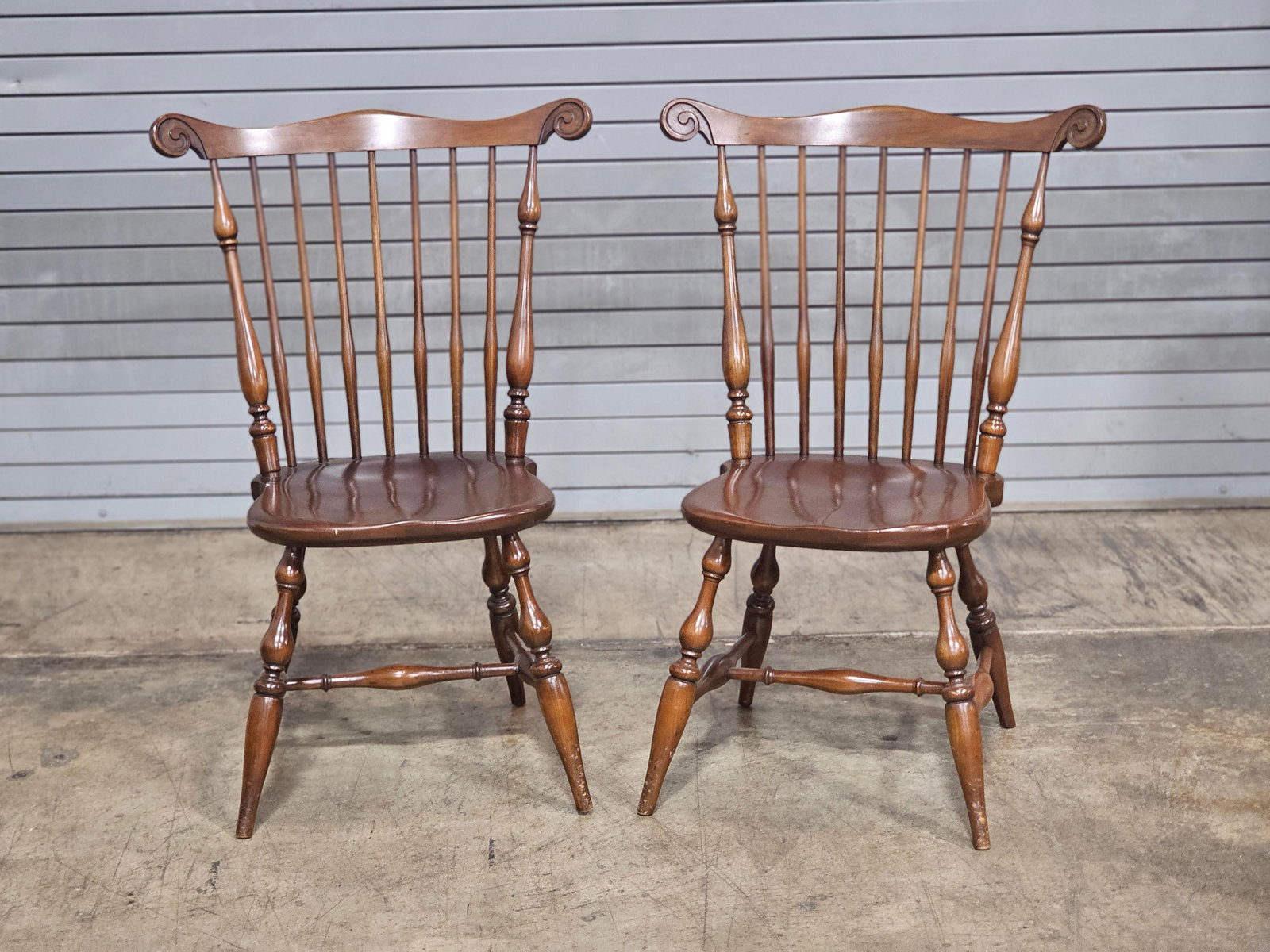 Late 20th Century Pair of Willett Solid Marbelhead Cherry Fan Back Windsor Chairs Made in Usa - 4