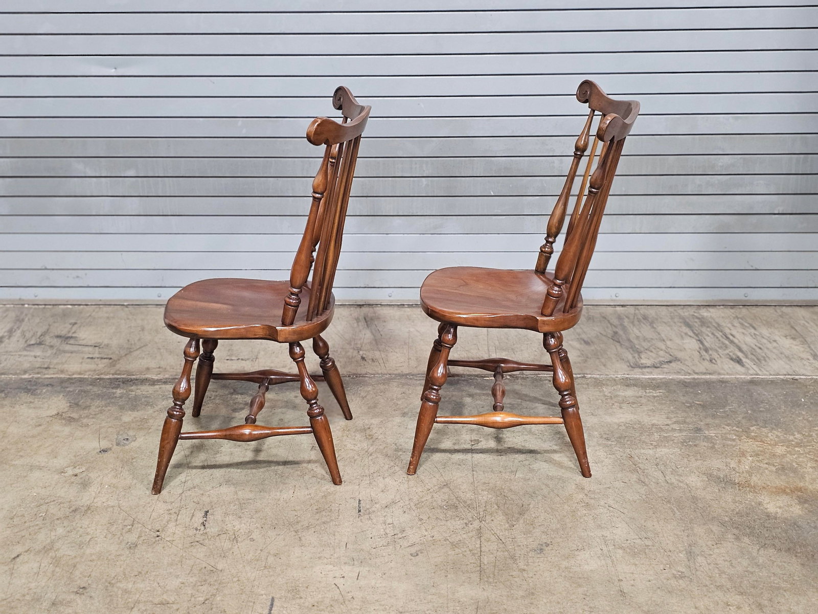 Late 20th Century Pair of Willett Solid Marbelhead Cherry Fan Back Windsor Chairs Made in Usa - 8