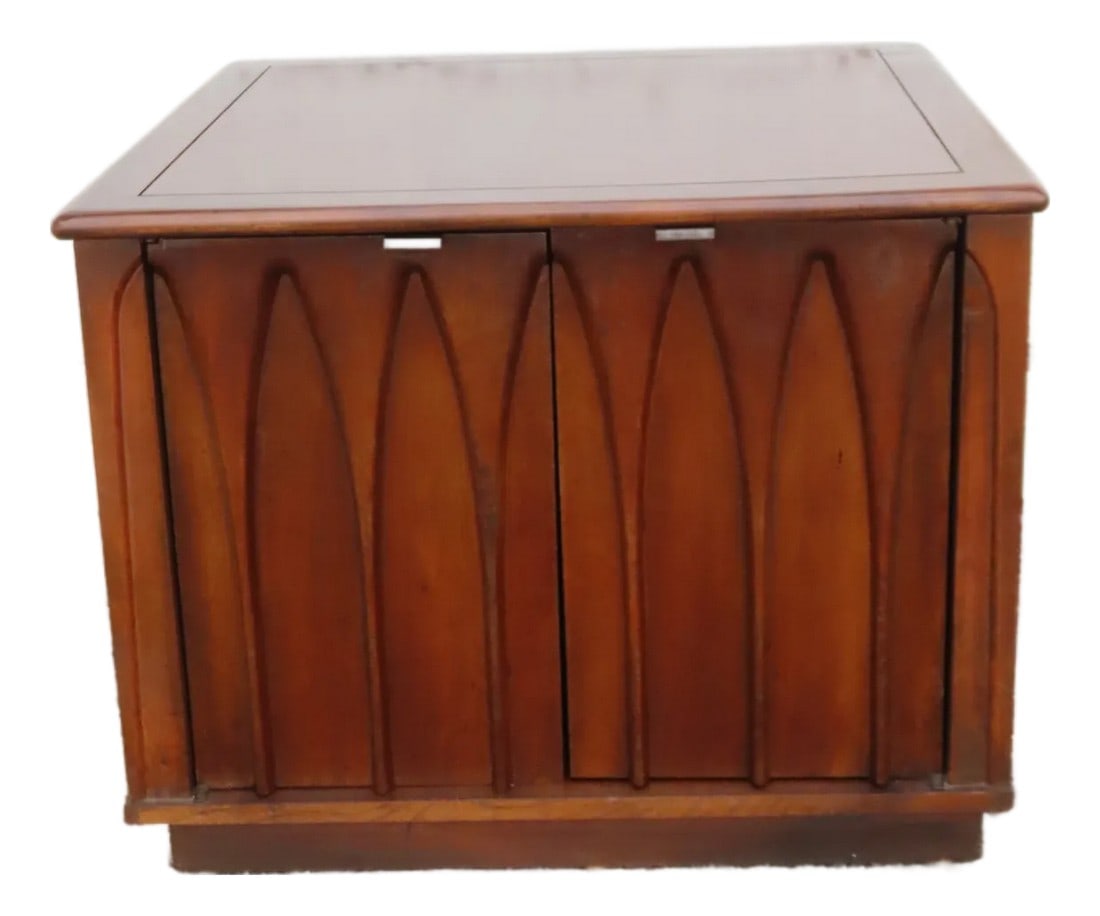 Sears Pacesetter Mid Century Modern Nightstand Side End Lamp Table Commode 6314: This gorgeous Side Lamp Table is made of wood, walnut, and veneer. The Table has a Mid Century Modern style and design, the back of the table is finished and it could be placed in the center of the