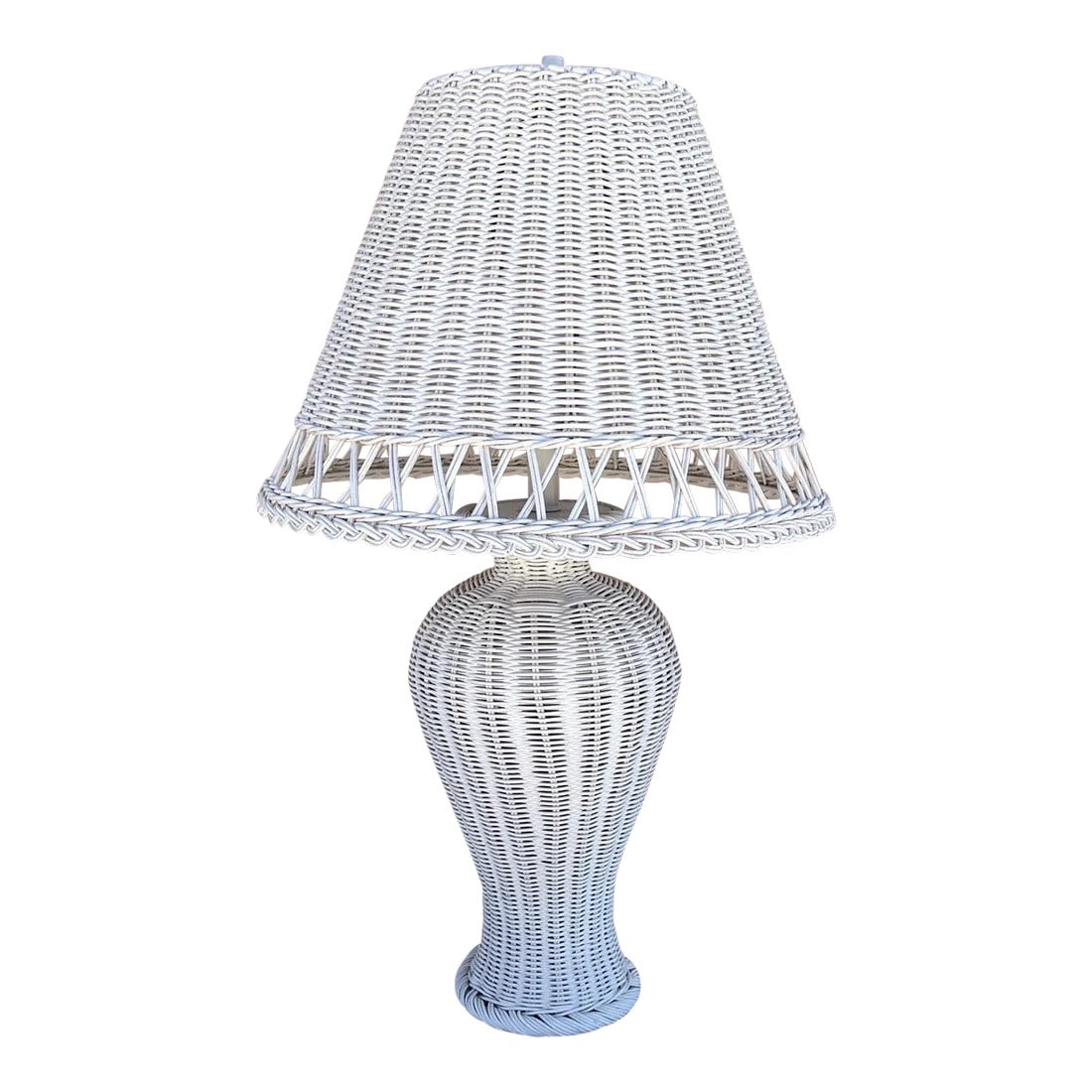 Vintage Boho Shabby Chic White Wicker Table Lamp With Shade: Vintage White Wicker Urn Table Lamp and Wicker Shade. Great Boho vibe. This is perfect for a girls room or teen room. Shabby chic as well. 20in h to socket and 26in h to finial 8in diameter 12in h x 1