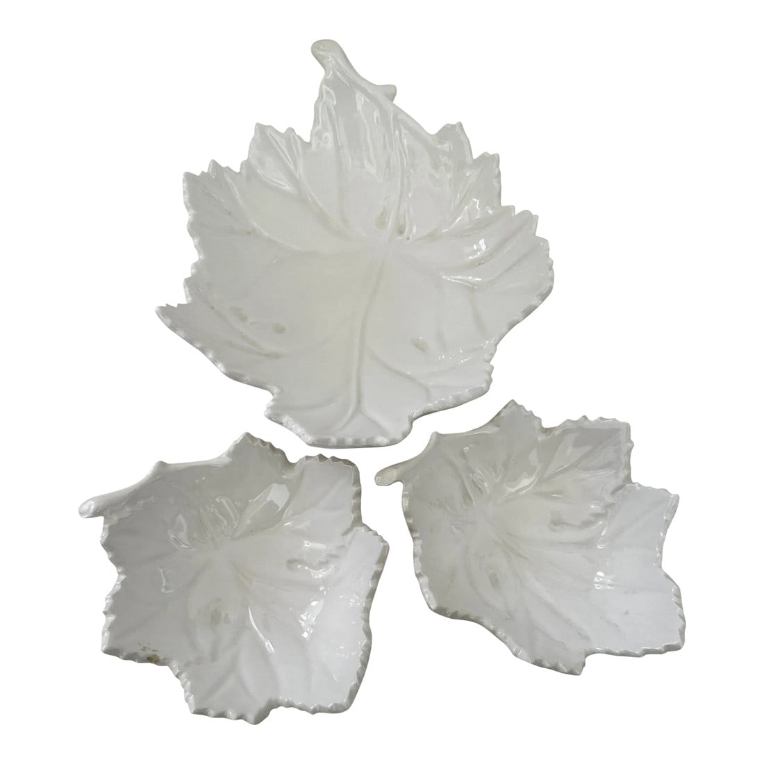 Vintage Set of 3 Crate & Barrel White Leaf Bowls: Vintage Set of 3 Crate & Barrel White Leaf Bowls, Med and 2 small sizes. Perfect for up coming holidays and bbq's, ceramic and made in Italy 2-small- 7in w x 6in d x 2.5in h 1-med- 11.75w x 4.25h x