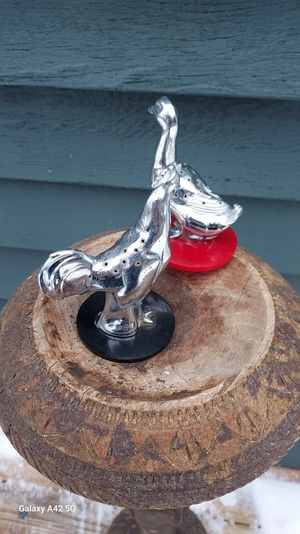 Art Deco Salt Pepper Shaker Chrome Bakelite Duck Rooster catalin bases: Amazing pieces in good condition. Some pitting. Bases are loose from figures. Need a screw. Measures 5" tall . Shipping includes insurance. BID WITH CONFIDENCE AS ALL ITEMS ARE GUARANTEED TO BE AS DES