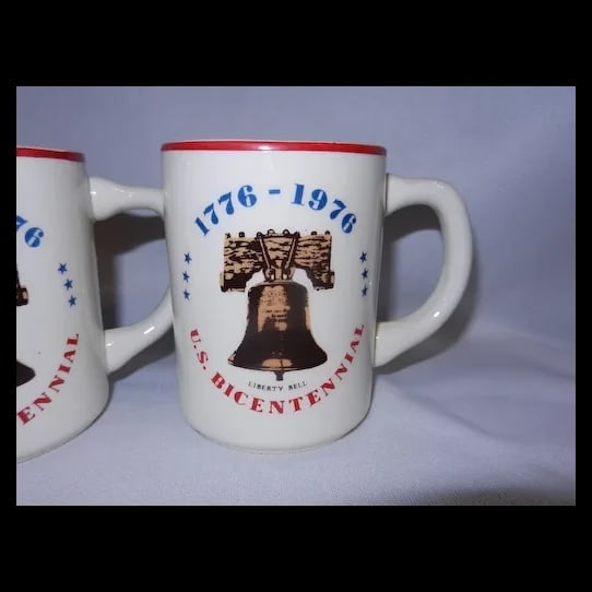 Vintage 1776-1976 U.S. Bicentennial Coffee Mugs Buntingware Made in USA: This set of 4 Vintage 1776-1976 U.S. Bicentennial Coffee Mugs Buntingware Made in USA are in excellent condition. NO loss of color, chips, crazing, or flea bites. Clean inside and out. Holds 8 oz. 