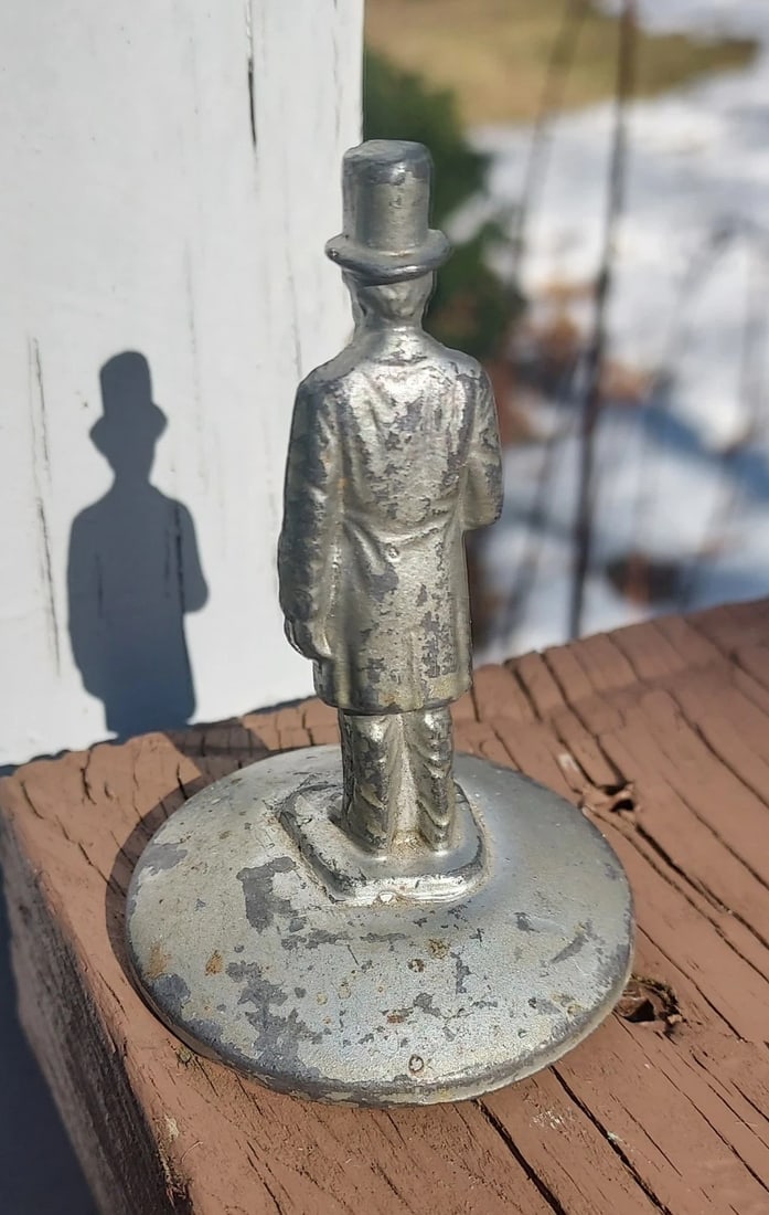 19th Century Lead Paperweight Abraham Lincoln: Great looking piece in excellent condition. Never seen anything like it. Nice detail. Guessing 19th century . Measures 3 " tall. Shipping charges include insurance. BID WITH CONFIDENCE AS ALL ITEMS