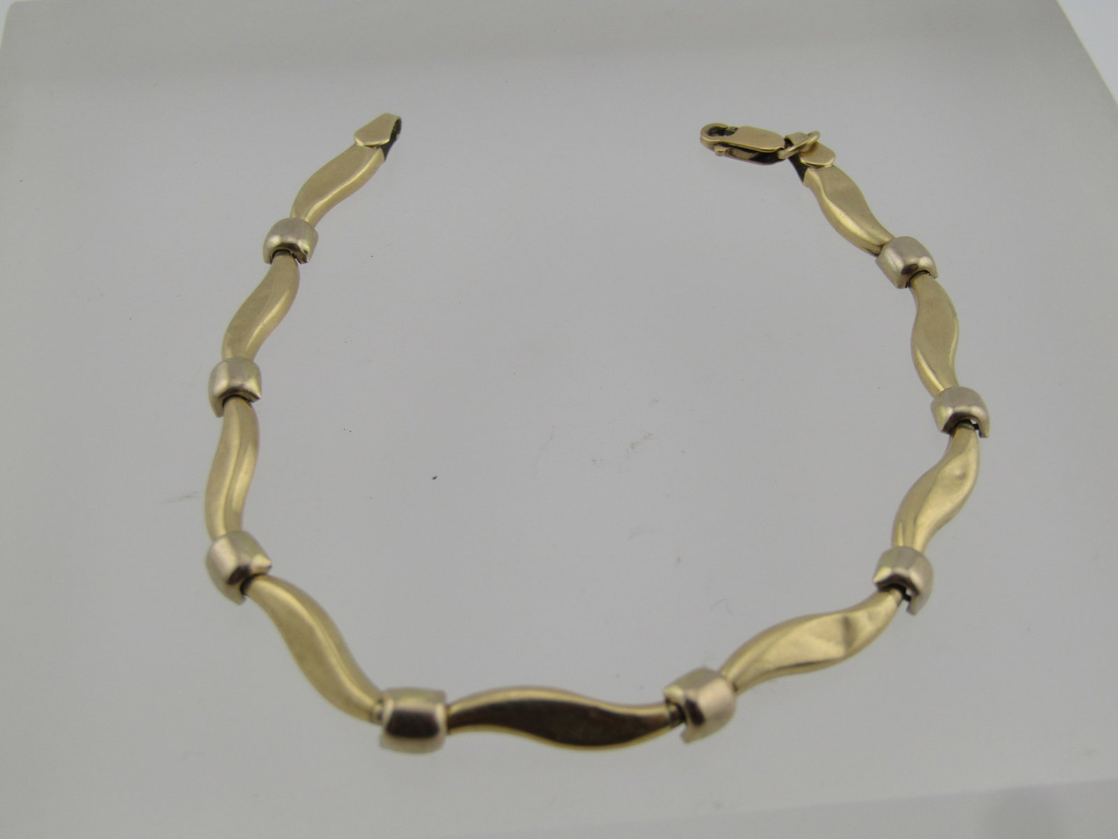 Vintage 14kt Gold Curved Link Bracelet, 7", 1980's, Turkey: Title:Vintage 14kt Gold Curved Link Bracelet, 7", 1980's, Turkey Description:Vintage 14kt Gold Curved Link Bracelet, 7", 1980's, Turkey. This is marked 14kt and AU Turkey. It has curved links with a r