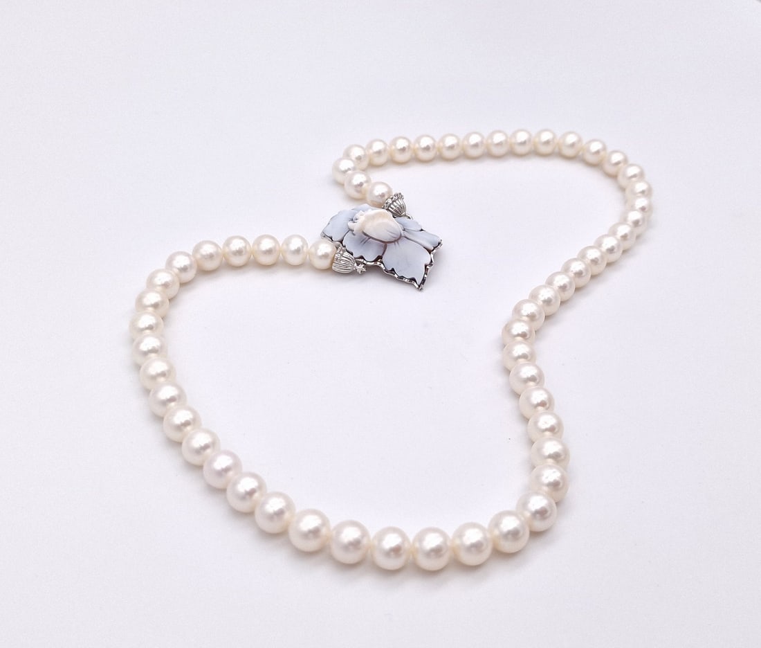 6.7 mm akoya pearl necklace with sardonyx cameo with 925 silver: Title:6.7 mm akoya pearl necklace with sardonyx cameo with 925 silver Description:6.7 mm akoya pearl necklace with sardonyx cameo with 925 silver structure spherical white pearls with silver/pink refl