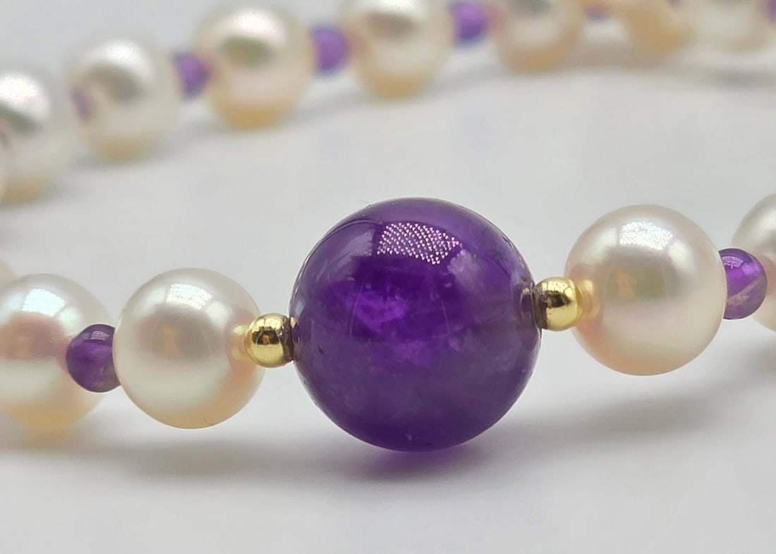 6.5 to 7 mm Akoya pearl necklace with amethyst spacers, amethyst centerpiece, beads, and 18kt (750) - 2