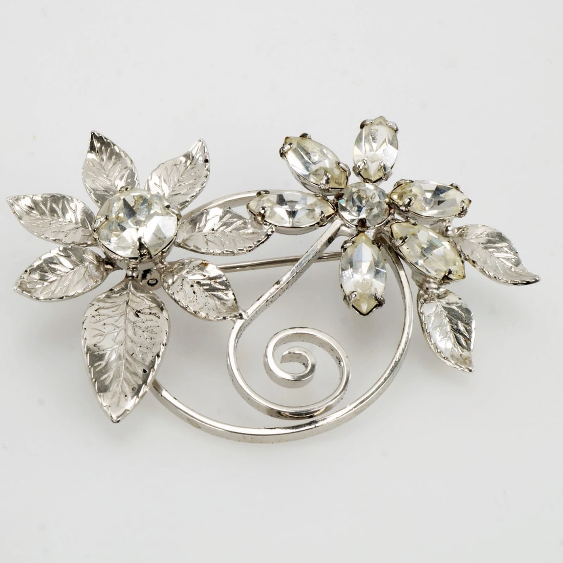 Vintage Leo Glass Sterling Flower Pin/Brooch: Title:Vintage Leo Glass Sterling Flower Pin/Brooch Size:2 in (5.1 cm) wide. Description:A gorgeous vintage Mid-century pin or brooch of two beautiful flower blossoms. The larger flower has a nice, cle
