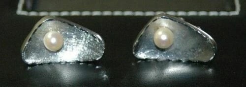 Sterling Silver Cultured Pearl Cufflinks: Title:Sterling Silver Cultured Pearl CufflinksDescription:Great sterling silver cufflinks with cultured pearl on each. Pearl measures 6 mm. Cufflink measures 1" by 3/4". Great swivel design on the