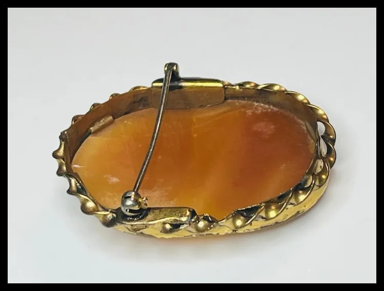 Large Vintage Shell Cameo Brooch/ Pin - 9