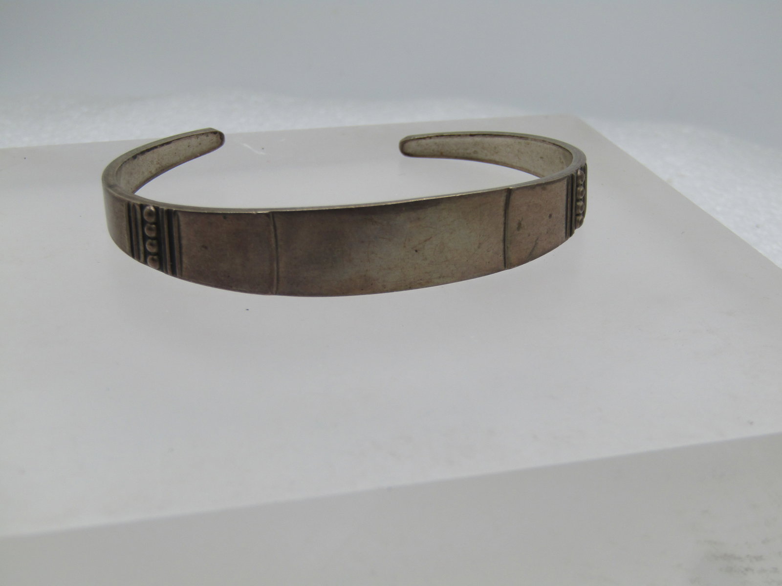 Vintage Sterling Cuff Bracelet, Reed & Barton, 6.75" , 1960's, Engravable: Vintage Sterling Cuff Bracelet, Reed & Barton, 6.75" , 1960's, Engravable. this has doted accents with ridged accents one ach side as it moves down the side of the wrist with a large area to have