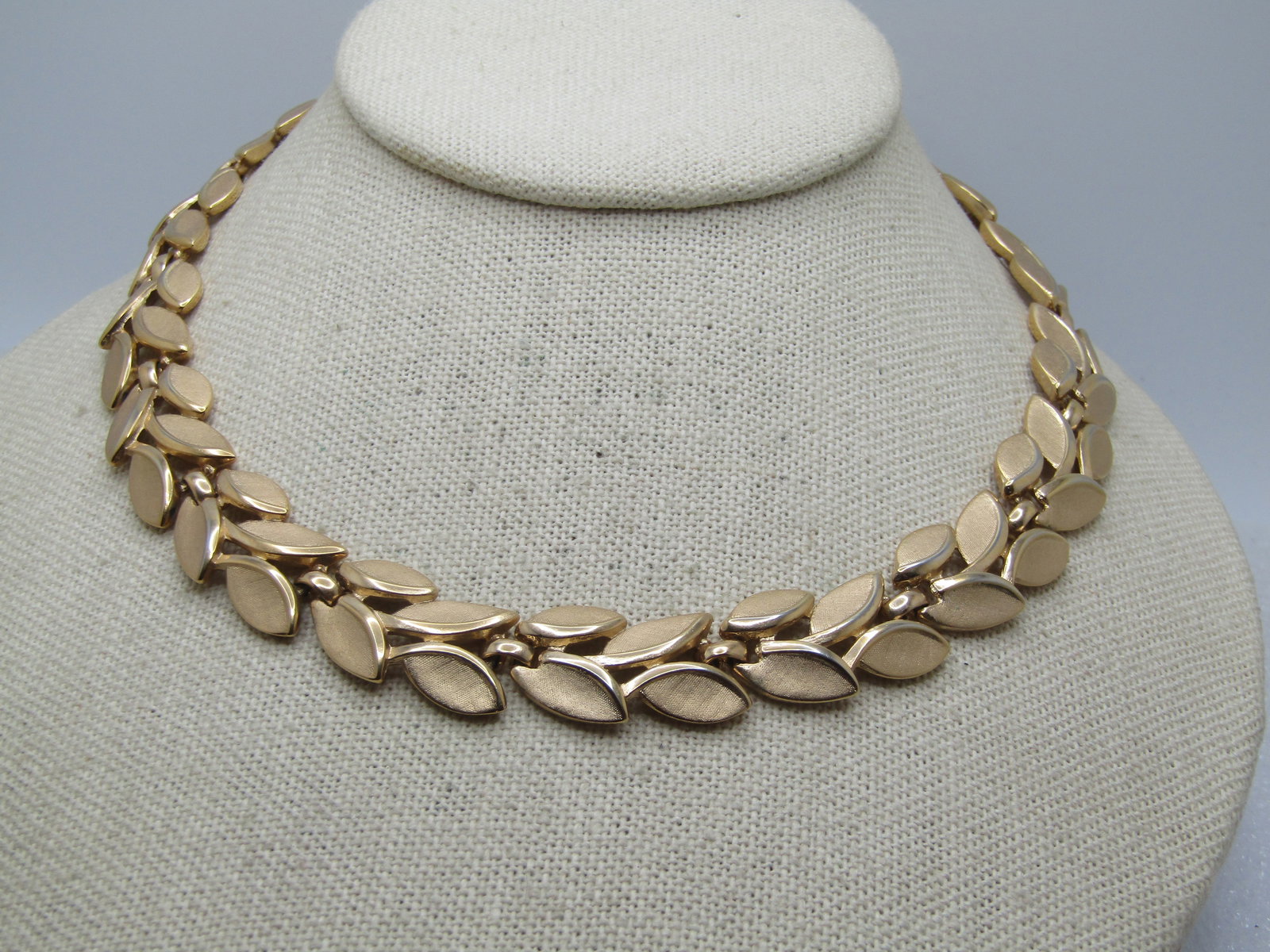 Vintage Gold tone Leaf Shaped Necklacde, 16", Wreath, Crown Trifari, 1960's-1970's - 2