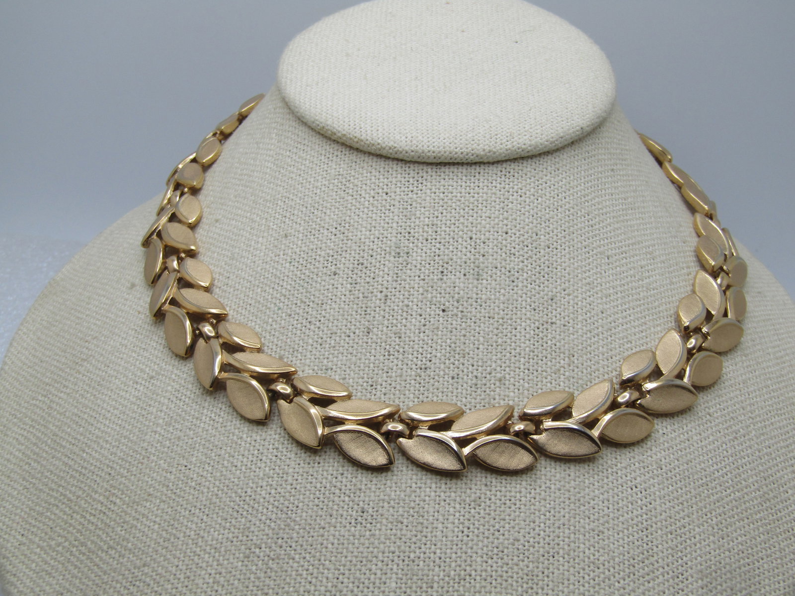 Vintage Gold tone Leaf Shaped Necklacde, 16", Wreath, Crown Trifari, 1960's-1970's - 4