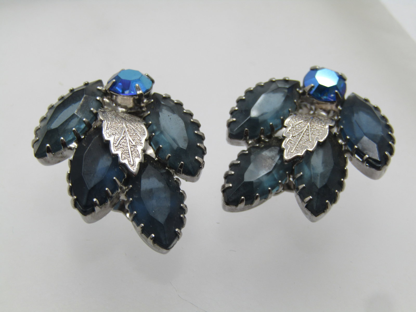 Vintage Blue Rhinestone Leaf Clip Earrings, 1960's, Aurora Borealis - 3