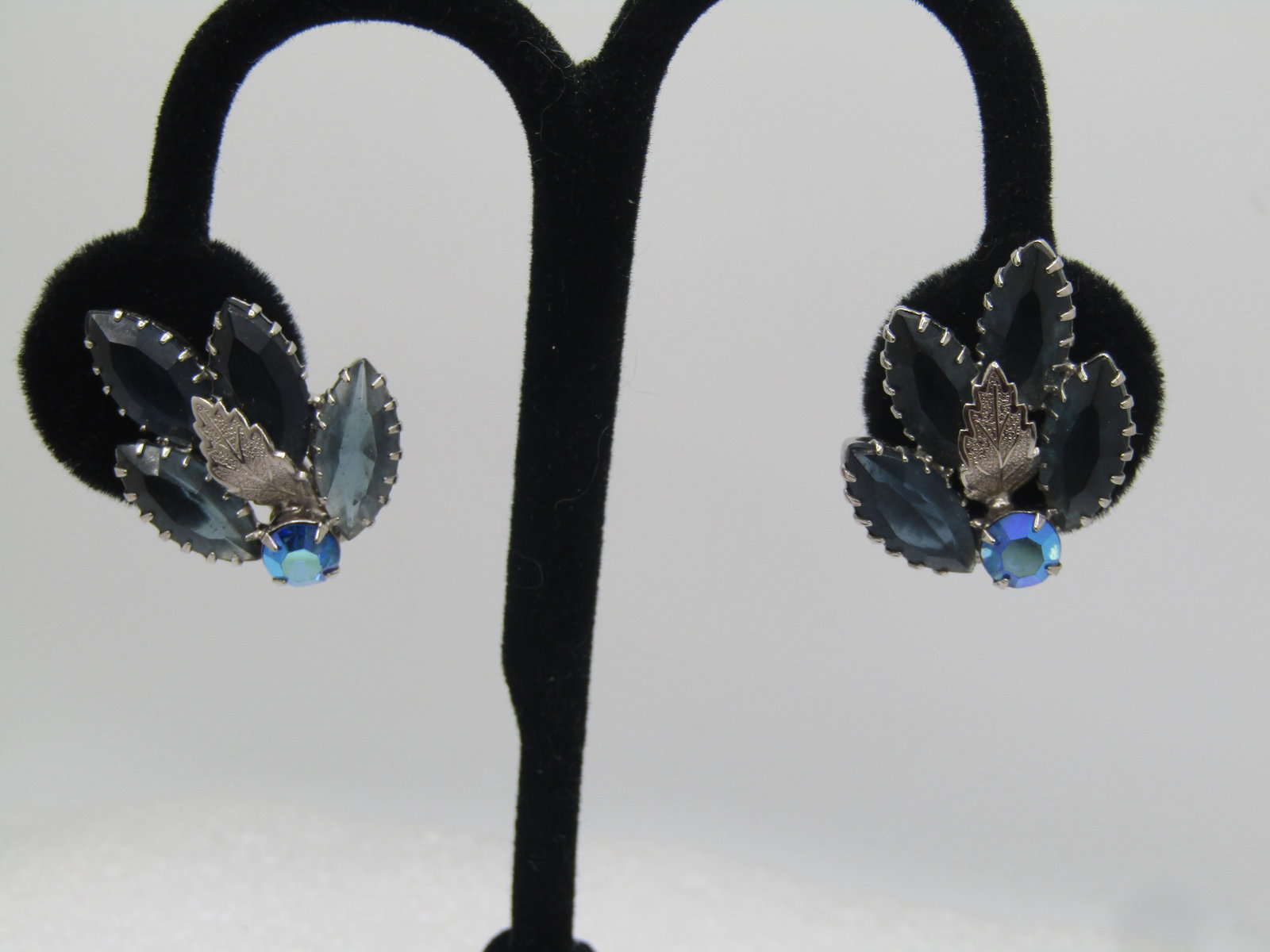 Vintage Blue Rhinestone Leaf Clip Earrings, 1960's, Aurora Borealis - 5