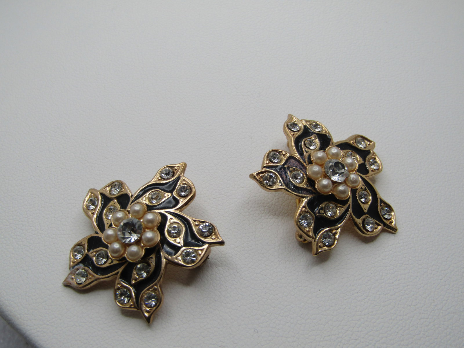 Vintage Pair Black Enameled Blossom Brooches - Scatter Pins. Faux Pearls and Rhienstones,: Vintage Pair Black Enameled Blossom Brooches - Scatter Pins. Faux Pearls and Rhienstones, 1950's-1960's. These are appx. 1" pins with five petals, clear rhinestones set in leaf accents and a raised ce