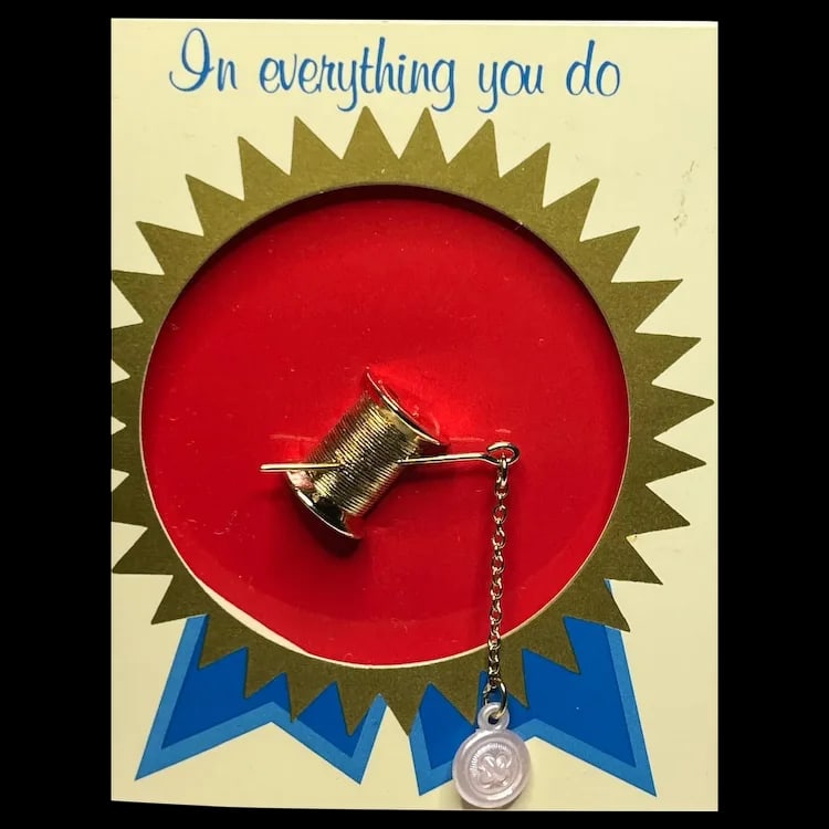 Vintage Avon Favorite Pastimes Needle & Thread Lapel (1 of 4)