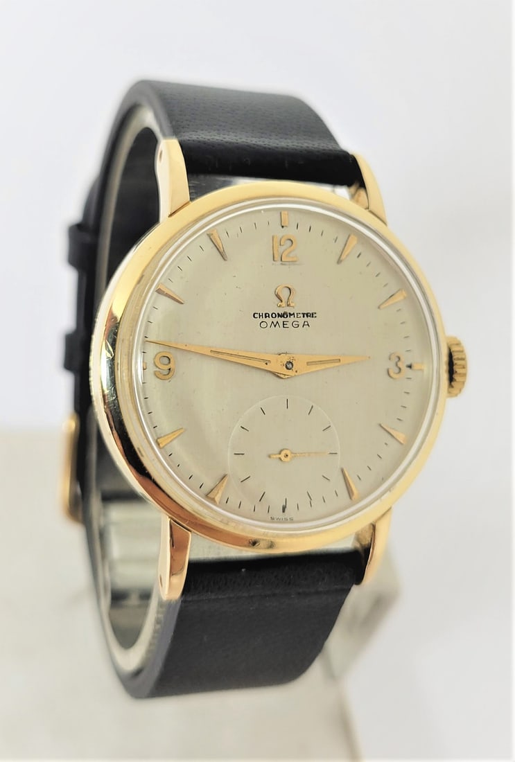 Vintage Solid 18k Gold OMEGA 17J Winding Watch c.1945 Cal.30T2RG CHRONOMETER: Vintage Solid 18k Gold OMEGA 17J Winding Watch c.1945 Cal.30T2RG CHRONOMETER SERVICED This Mens Omega watch is Swiss made Great present for yourself or someone you love as well as for vintage colle