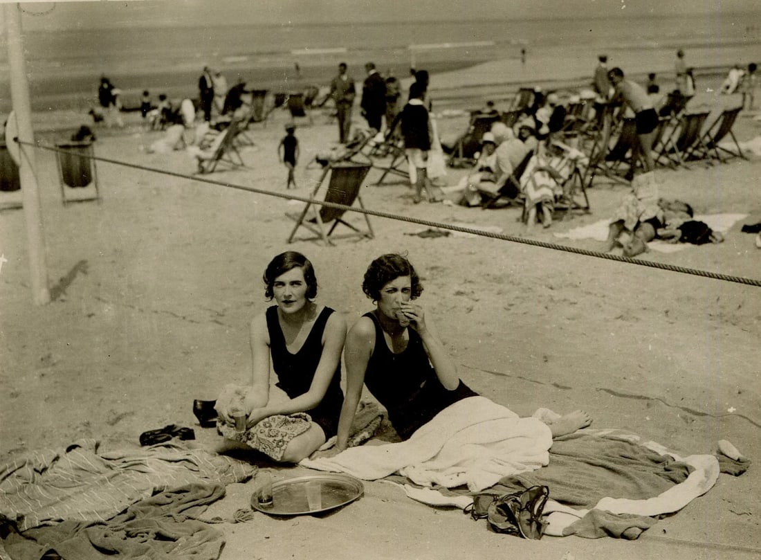 People Holidays Summer Highlights Photography Vintage Original: Title: People Holidays Summer Highlights Photography Vintage OriginalDescription: Vintage Silver Gelatin photograph 18 x 13 cm / 7.08 x 5.11 inches folds Reserve: $40.00 Shipping:Domestic:
