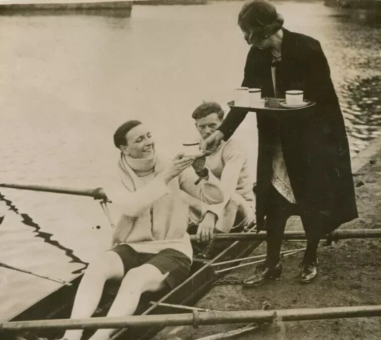 1920 Rowing and Coffee in London - Vintage Original Photograph: Title: 1920 Rowing and Coffee in London - Vintage Original PhotographDescription: Vintage Silver Gelatin photograph 14 x 16 cm / 5.51 x 6.29 inches folds Reserve: $40.00 Shipping:Domestic: