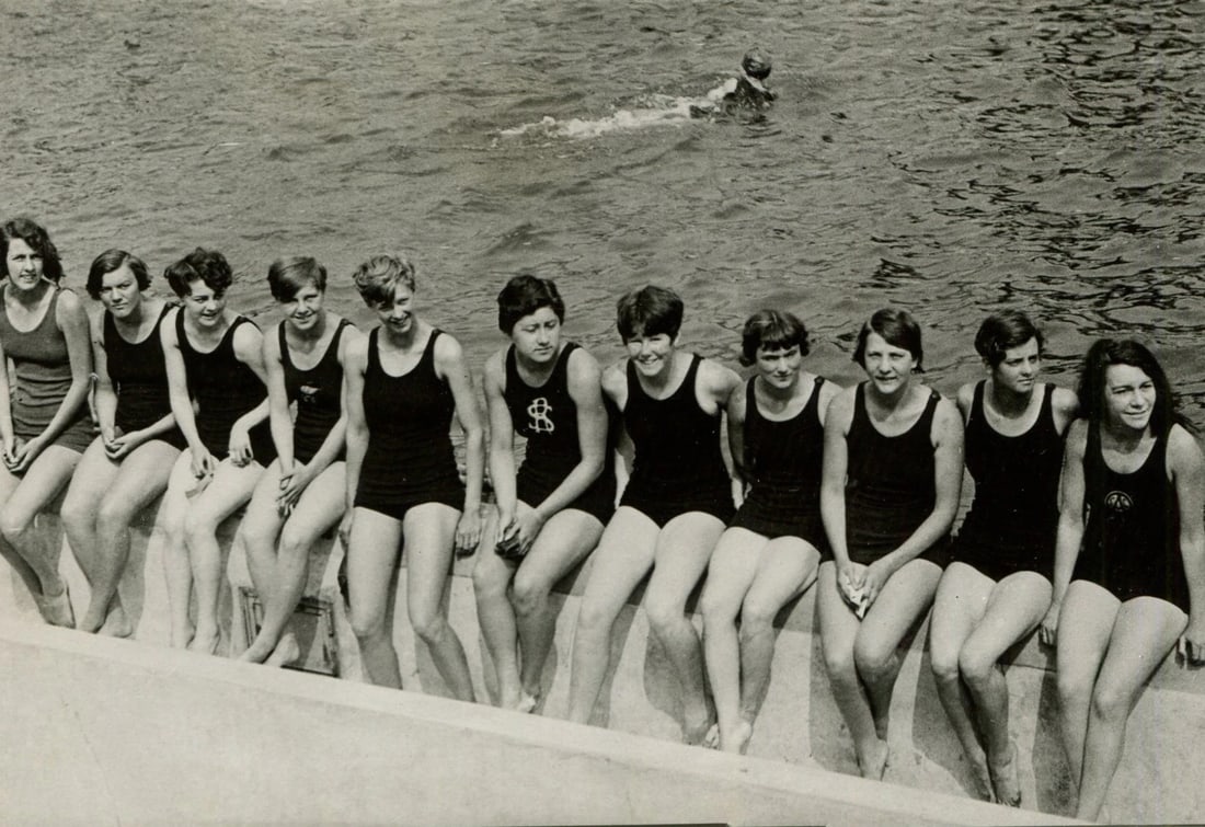 1920 American Swimmers - Vintage Photography Original: Title: 1920 American Swimmers - Vintage Photography OriginalDescription: Vintage Silver Gelatin photograph 10.5 x 15.5 cm / 4.13 x 6.10 inches folds Reserve: $40.00 Shipping:Domestic: Flat-rate