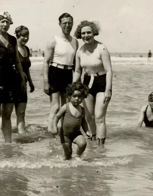 1920 BeachTime, Family, Children - Vintage Photography Original - 4