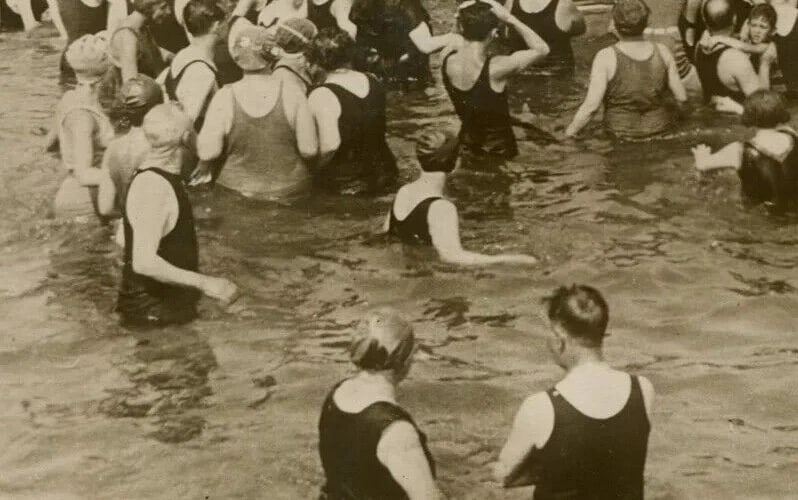 1920 - Crowd at Sea - Photography Vintage Original - 3