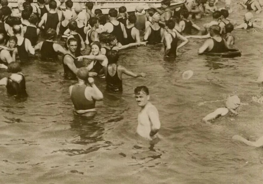 1920 - Crowd at Sea - Photography Vintage Original - 5