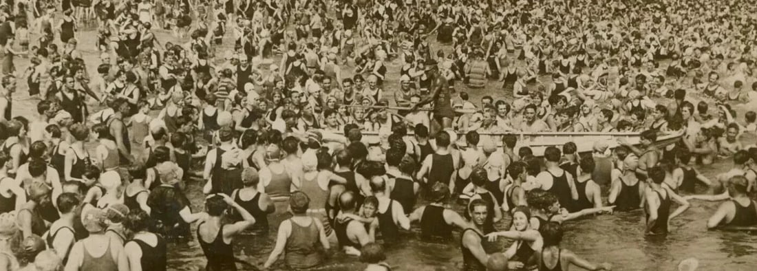 1920 - Crowd at Sea - Photography Vintage Original - 8
