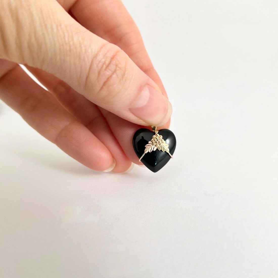 Vintage 1970's Black Lucite Heart Grape Charm Pendant 10K Yellow Gold, 1.85 Gram - 4