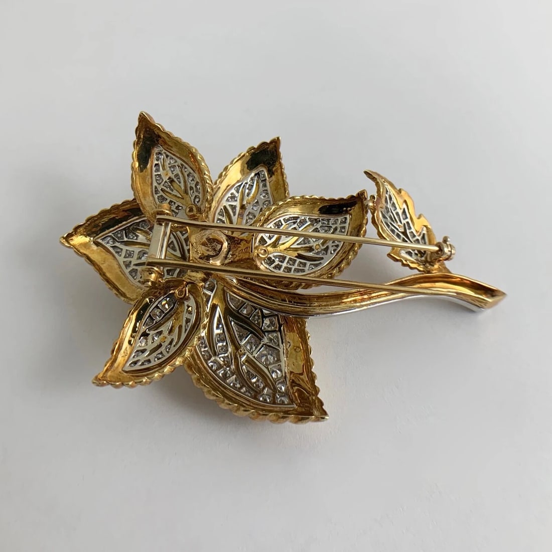 Vintage Diamond Two-Tone Flower Brooch Pin 18K Yellow Gold, 3.50 CTW, 35.2 Grams - 11