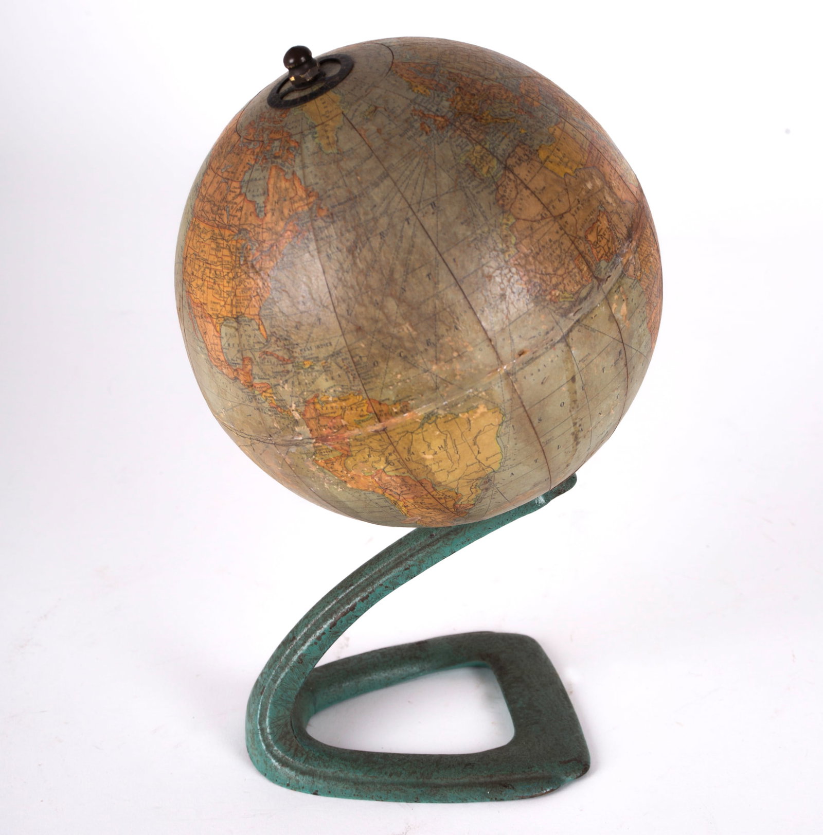 HAMMOND ANTIQUE TERRESTRIAL GLOBE 6" mid 1920 Art deco base: This 9 inches globe was edited by the American maker HAMMOUND , one of the Chicago map maker emerging in the early 20th.century . The metal base is a staple of the art deco design of the late 1920 wit
