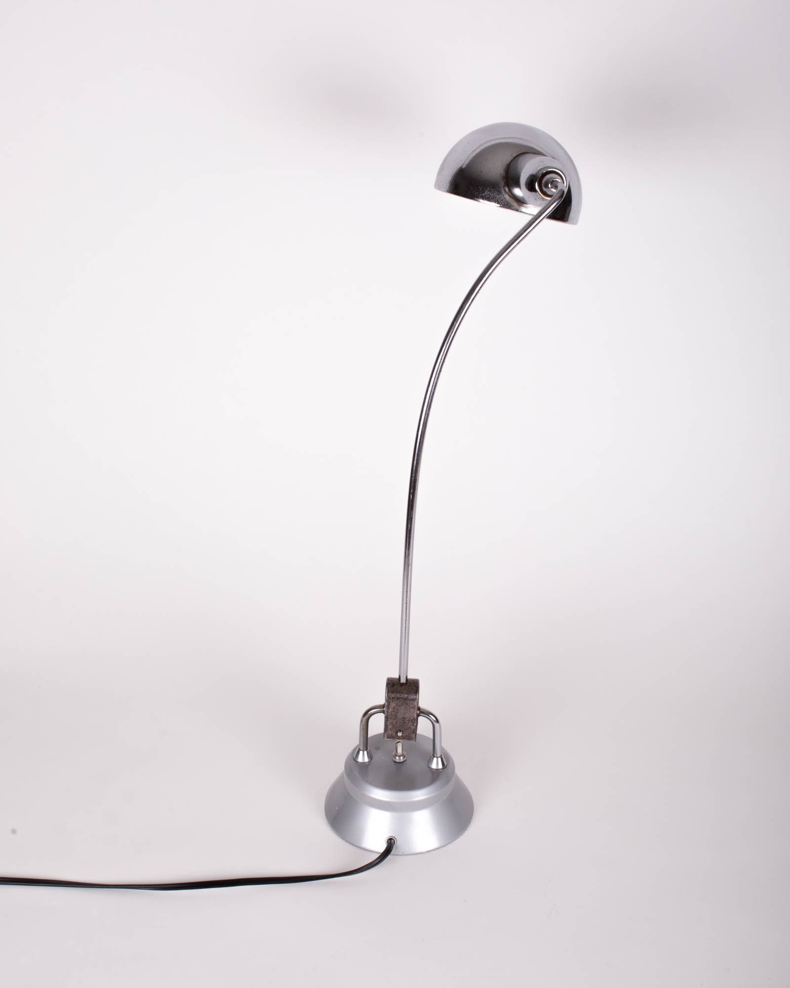600 Long Neck Jumo (Matte Base) modernist task lamp: Yves Jujeau, Pierre and André Mounique created the "New Company of JUMO Establishments" (assembly of the first 2 letters of each name) in Bagnolet (France) in the 1940s, bought at the end of the