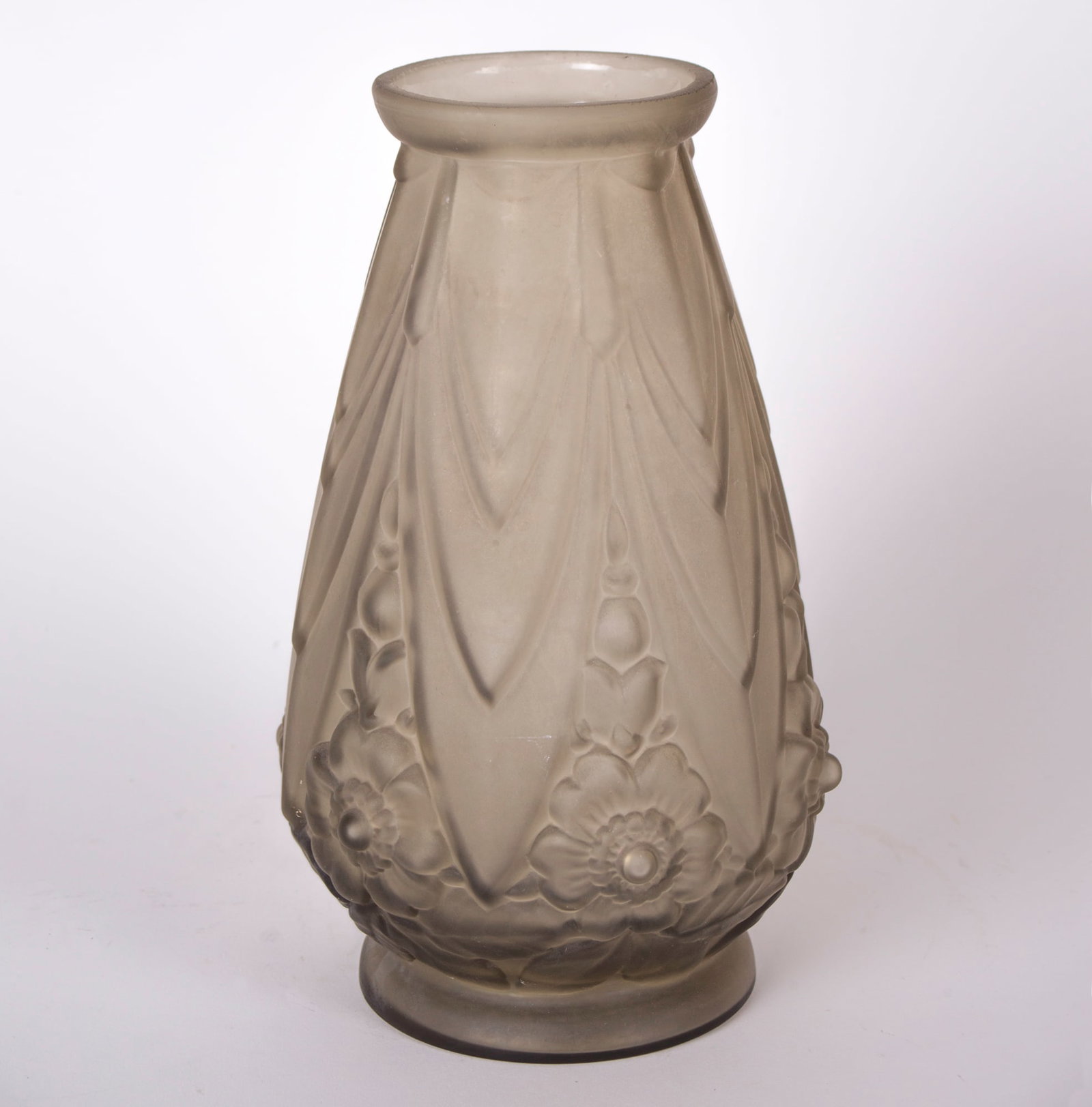 French art deco long Etaleune Vase: ETALEUNE is the signature of vases and objects in molded pressed glass manufactured by "ETAblissements LEUNE". The Leune glass factory, whose head office was located at 28bis, rue du Cardinal Lemoine