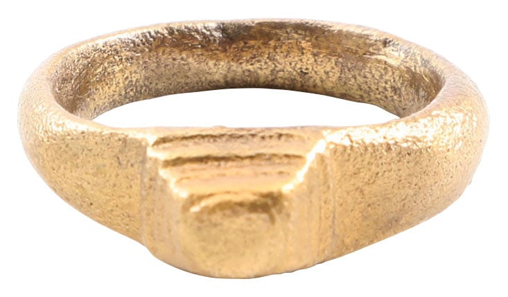 FINE ROMAN PROSTITUTE'S RING, C.100-300 AD, SIZE 8 1/2: Gilt bronze, size 8 1/2. 3.8mm rounded face band stepped and angled at the shoulders which archaeologists identify as Guiraud type 3. shoulders. Rectangular stepped pyramidal bezel superficially