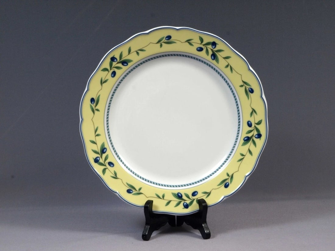 Hutschenreuther Medley Valdemossa 10 5/8" Dinner Plate Yellow Band Blue Germany: Title: Hutschenreuther Medley Valdemossa 10 5/8" Dinner Plate Yellow Band Blue Germany Description: . This is a gorgeous Dinner Plate by Hutschenreuther, Made in Dresden, Germany. The pattern is Medle